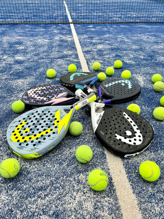 Verschillende head padel rackets op een hoop