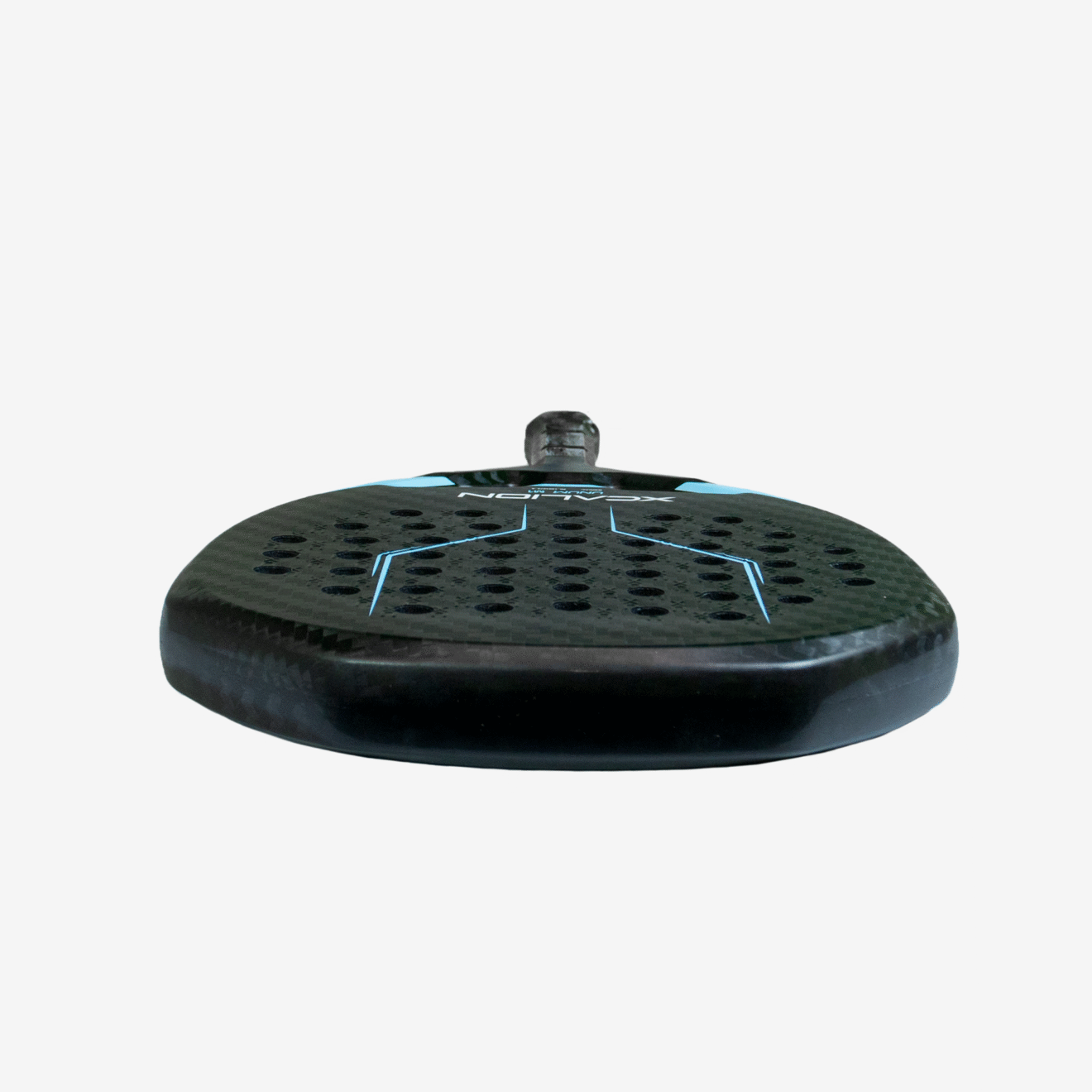     Detail van het XCALION UNUM M1 racketblad met 3D XC-oppervlak voor extra spin