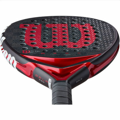 Rood-zwart design van de Wilson Bela Pro V3.0 padelracket